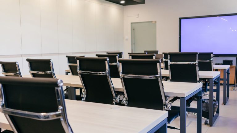 Comment équiper efficacement une salle de réunion ?