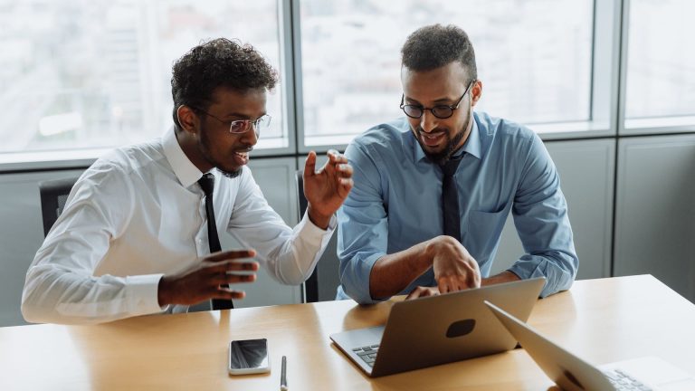 Quels métiers recrutent le plus et paient le mieux ?