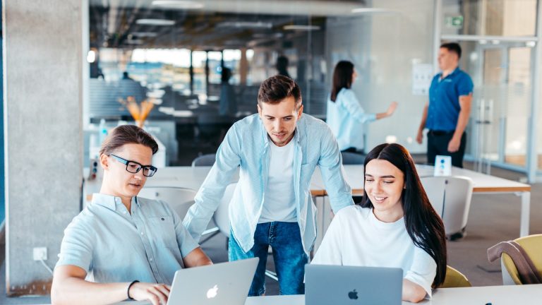 Formation professionnelle : quoi privilégier entre présentiel, e-learning ou immersion ?